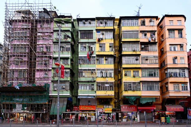 residential buildings in to kwa wan district, kowloon, hong kong - kentsel dönüşüm stok fotoğraflar ve resimler