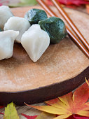 koreanisches-essen-songpyeon-reiskuchen-und-ahornblatt.jpg?b=1&s=170x170&k=20&c=mmLrZKbl5qn5ENKnm8QwwsG3vrxX57giLHR5y69f5NQ=
