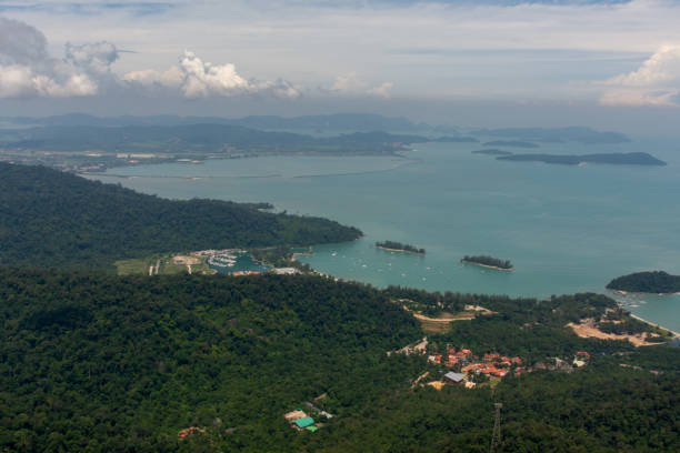 ランカウイ島のスカイブリッジからの美しい景色 - tropical rainforest elevated walkway pulau langkawi malaysia ストックフォトと画像