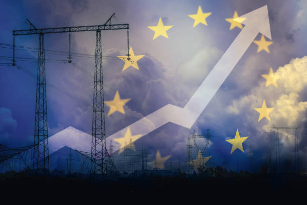 silhouette de ligne électrique avec ciel orageux et flèche montante. augmentation du prix de l’électricité. crise énergétique en europe. augmentation de la consommation d’électricité pour la maison et l’industrie. pénurie de production d’� - european union currency photos et images de collection