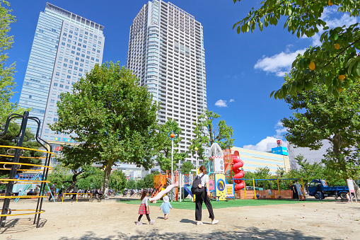 This park is right next to Kinshicho Station. There is also a large complex playground equipment, a fountain, a tennis court and a gymnasium, and it is crowded with many people from children to adults.