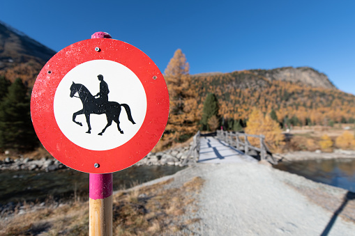 A sign at the beginning of an equestrian road.