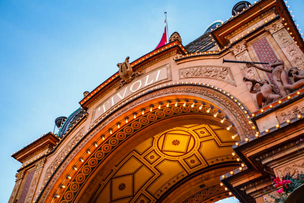 puerta de entrada de tivoli, copenhague, dinamarca, europa - tívoli copenhague fotografías e imágenes de stock