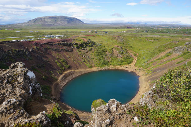 cratera kerid na islândia - kerith - fotografias e filmes do acervo