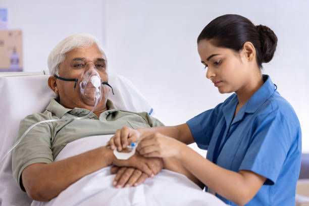 enfermera inyectando aguja en mano de paciente anciano - infusion needle fotografías e imágenes de stock