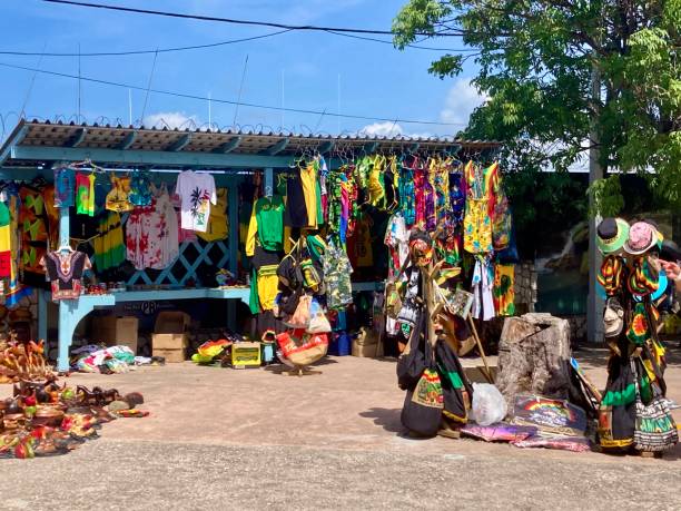 jamaïque - belles couleurs de la jamaïque sur les vêtements - jamaican culture photos et images de collection