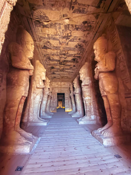 abu simbel, uma rocha na núbia, dois antigos templos egípcios, a época de ramsés ii - abu simbel - fotografias e filmes do acervo