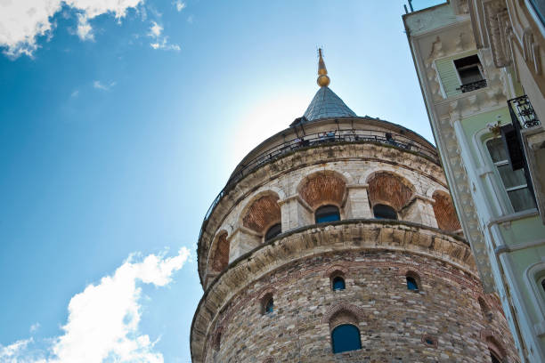blick auf den berühmten galataturm aus dem vierzehnten jahrhundert im historischen viertel - istanbul - türkei - bild mit kopierraum - galata tower stock-fotos und bilder