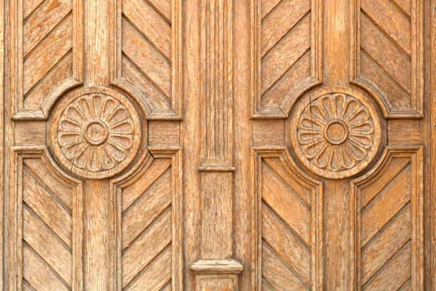 détail de l’ancienne porte en bois. - staple locking lock vehicle door photos et images de collection