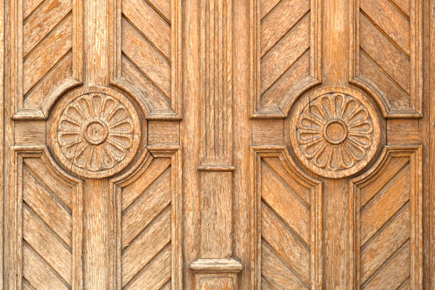 detalhe da antiga porta de madeira. - staple locking lock vehicle door - fotografias e filmes do acervo