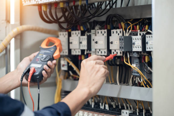 電気技師作業テス�ターは、電気システムの動作を確認する電気システムを選択し、電気系統の電圧と電流を測定します。 - power line electrician electricity manual worker ストックフォトと画像