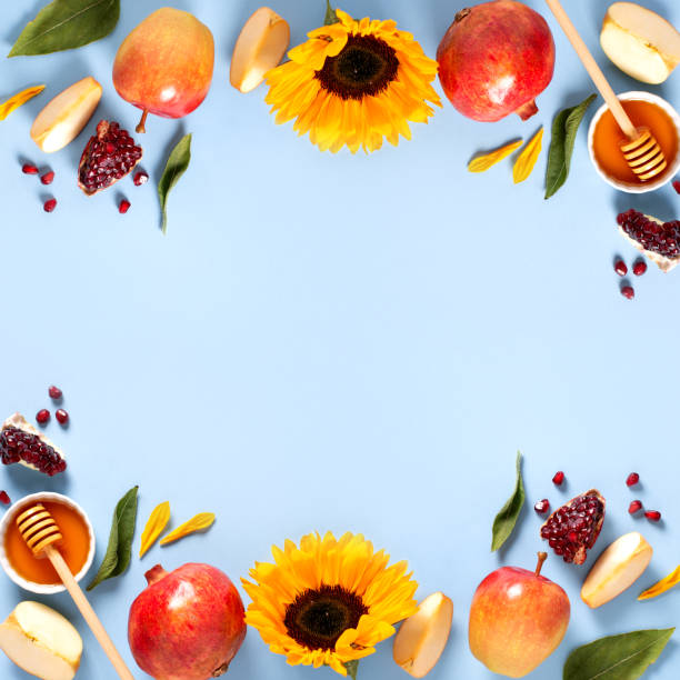 fête juive rosh hashanah carte de vœux avec pommes, miel et fleurs - photos de shana tova photos et images de collection