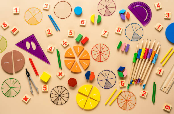 나무 장난감 블록. 학교 용품, 수학 분수, 연필, 숫자, 베이지 색 배경에. 학교로 돌아가기, 교육 개념 배경 - 수학 뉴스 사진 이미지