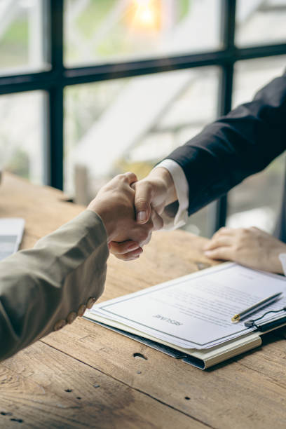 el empleador estrecha la mano de los solicitantes de empleo después de una entrevista exitosa, la mujer de recursos humanos saluda a los solicitantes de empleo con la contratación - opportunity handshake job business fotografías e imágenes de stock