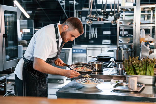 enfocado en hacer deliciosa ensalada. el chef está en la cocina preparando comida - chef fotografías e imágenes de stock