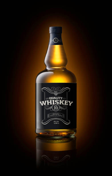 botol wiski diisolasi dengan warna hitam - wiski foto potret stok, foto, & gambar bebas royalti