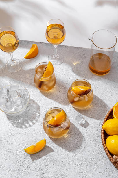 brillante ponche navideño. tres vasos de brillante ponche sobre fondo claro. cóctel con naranja, hielo y canela. refrescante bebida de verano. espacio libre para su texto - soft cider fotografías e imágenes de stock