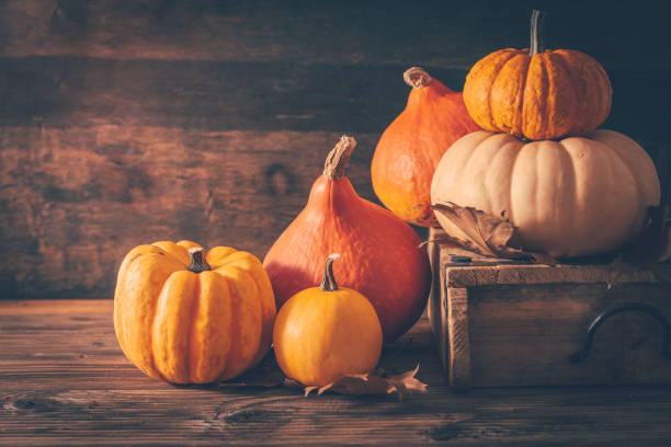 木の表面にカボチャと金色の葉がある素朴な秋の静物画 - color image thanksgiving photography harvest festival ストックフォトと画像