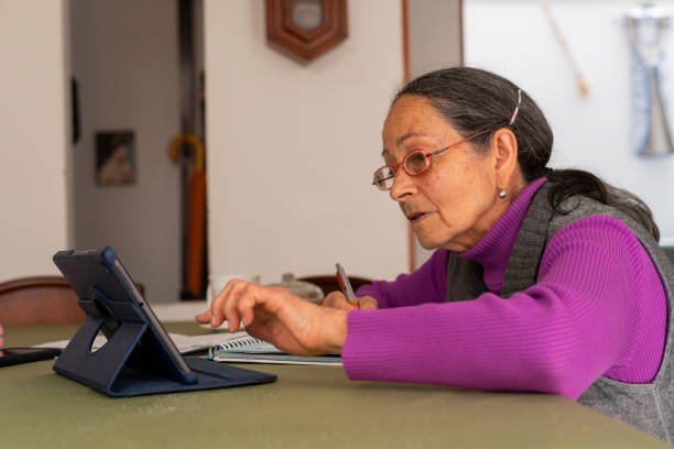 istock Latina woman over the average age of 64 studies virtually 1419085750