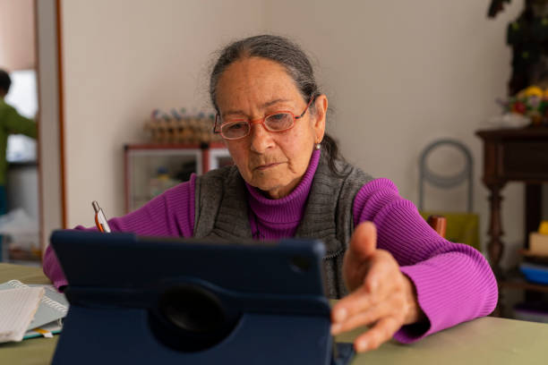 istock Latina woman over the average age of 64 studies virtually 1419086452