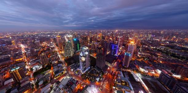 ligne d’horizon aérienne du centre-ville de taichung, la métropole animée du centre de taïwan, avec des gratte-ciel modernes dominant la 7ème zone de réaménagement et les lumières de la ville éblouissant au crépuscule bleu après le coucher du  - manhattan skyline downtown district night photos et images de collection