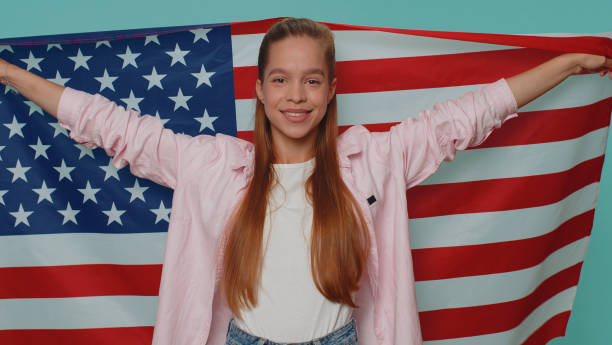 アメリカの国旗を振って包み、祝う、人権と自由を飾る素敵な十代の女の子 - freedoms ストックフォトと画像