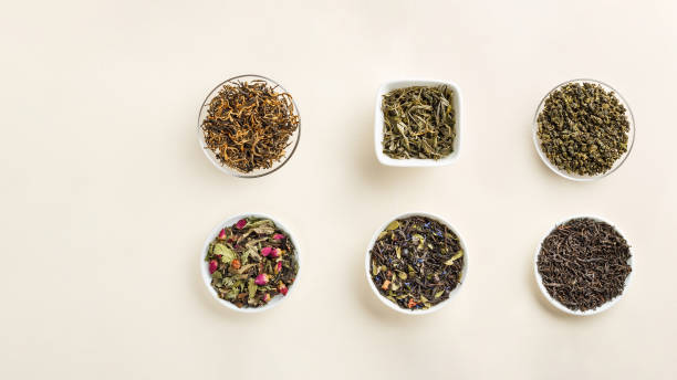 白い背景に隔離された連続した乾いた茶碗の品揃え。パノラマバナー。赤、果物、緑、黒とハーブの葉は、新鮮なデザート飲料のレイアウトを乾燥させた。フラットレイスタイル。トップビ� - tea tea leaves jasmine tea leaf ストックフォトと画像