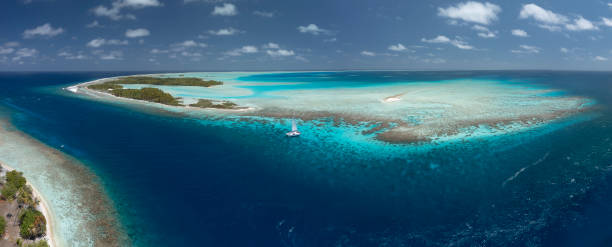 drone panoramic polinezja francuska - polynesia bungalow beach sunrise zdjęcia i obrazy z banku zdjęć