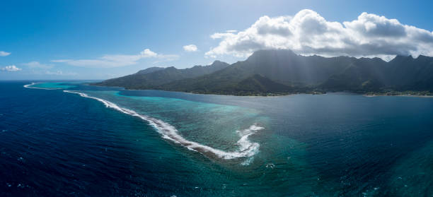 drone panoramic polinezja francuska - polynesia bungalow beach sunrise zdjęcia i obrazy z banku zdjęć