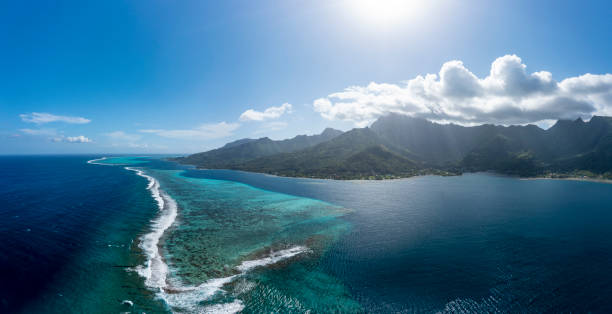 drone panoramic polinezja francuska - polynesia bungalow beach sunrise zdjęcia i obrazy z banku zdjęć
