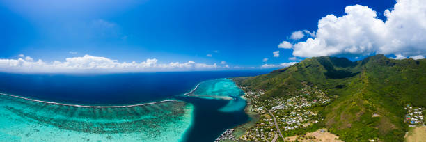 drone panoramic polinezja francuska - polynesia bungalow beach sunrise zdjęcia i obrazy z banku zdjęć