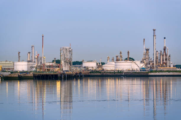 istock Night view of an oil refinery 1419093618