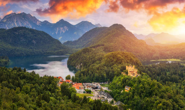 castillo de hohenschwangau cerca de fussen, baviera, alemania. palacio del rey luis ii en el pueblo de schwangau. schloss hohenschwangau es un punto de referencia de los alpes alemanes. castillo de hohenschwangau y alpsee en schwangau. - bavaria allgau germany landscape fotografías e imágenes de stock