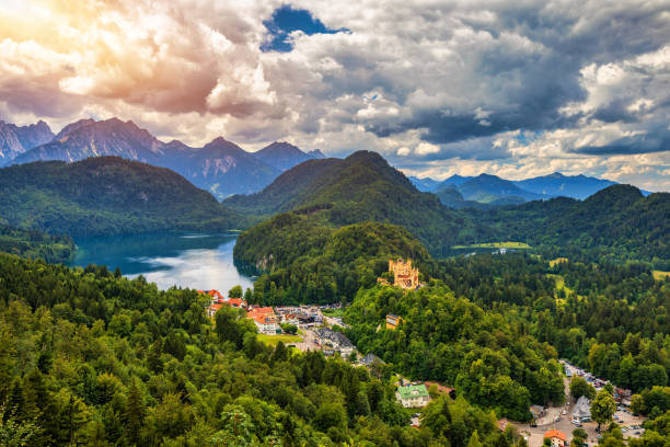 독일 바이에른주 퓌센 근처 호헨슈완가우 성. schwangau 마을에있는 ludwig ii 왕의 궁전. schloss hohenschwangau는 독일 알프스의 랜드 마크입니다. schwangau의 hohenschwangau castle과 alpsee. - hohenschwangau castle 뉴스 사진 이미지