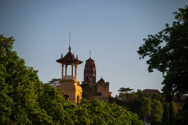 wieże narodowego muzeum sztuki katalonii w zachodzącym słońcu. widok przez zieleń. - castle catalonia spain majestic zdjęcia i obrazy z banku zdjęć