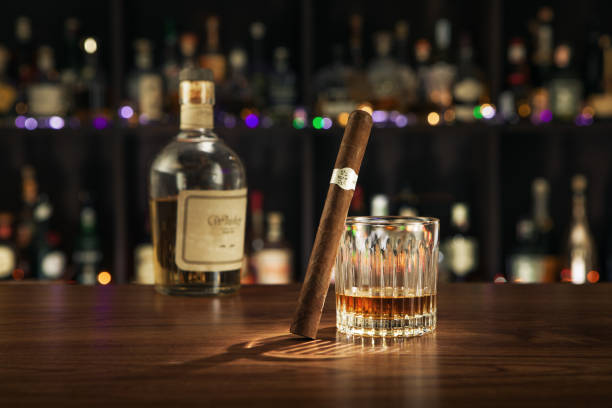 whiskey - cigar whisky bar cognac imagens e fotografias de stock