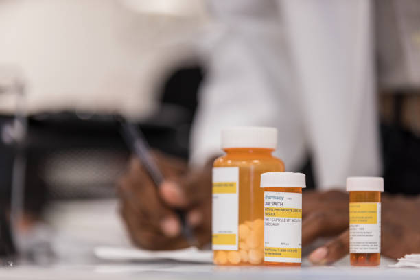 medication bottles - prescription doctor rx pharmacist imagens e fotografias de stock