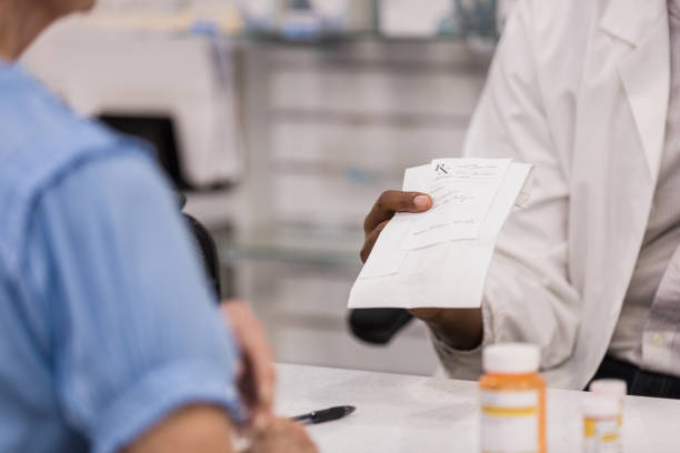 unrecognizable-pharmacy-staff-and-customer.jpg?s=612x612&w=0&k=20&c=ad2vyxxkjsuPK9SUSGlGPAt7w9v6l2s6m7cGqdlIkmc=