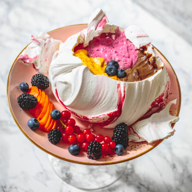 gefüllter baiserkuchen - tart torte fruit berry stock-fotos und bilder