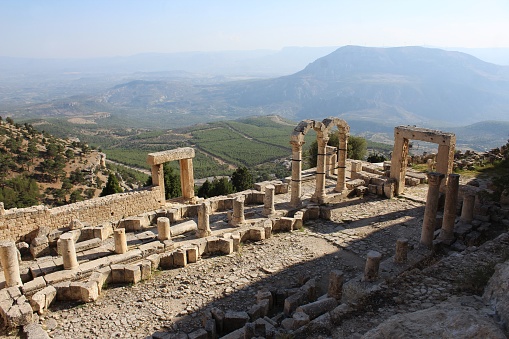 The Alahan Monastery, a complex of fifth century buildings located in the mountains of Isauria in Mersin province or Türkiye, played an important role in early Byzantine architecture.