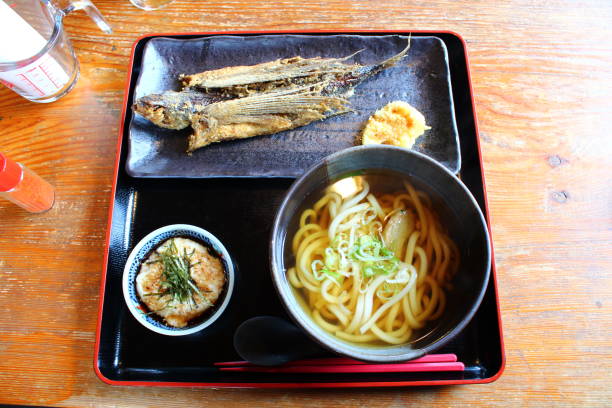 pesce volante fritto e spaghetti udon - pesce volante immagine foto e immagini stock