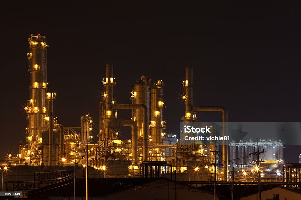 Нефтеперерабатывающий завод промышленных предприятий - Стоковые фото Башня роялти-фри