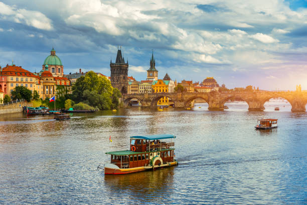 vista del atardecer del puente de carlos de la arquitectura del muelle de la ciudad vieja, puente de carlos sobre el río moldava en praga, chequia. casco antiguo de praga con puente de carlos, praga, república checa. - praga fotografías e imágenes de stock