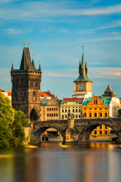 vista del atardecer del puente de carlos de la arquitectura del muelle de la ciudad vieja, puente de carlos sobre el río moldava en praga, chequia. casco antiguo de praga con puente de carlos, praga, república checa. - praga fotografías e imágenes de stock