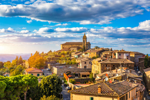 blick auf montalcino stadt, toskana, italien. die stadt montalcino hat ihren namen von einer vielzahl von eichen, die einst das gelände bedeckten. blick auf die mittelalterliche italienische stadt montalcino. toskana - tuscany stock-fotos und bilder