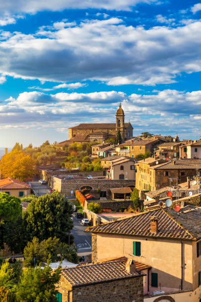 vue de la ville de montalcino, toscane, italie. la ville de montalcino tire son nom d’une variété de chênes qui couvraient autrefois le terrain. vue de la ville médiévale italienne de montalcino. toscane - ancient tree usa california photos et images de collection