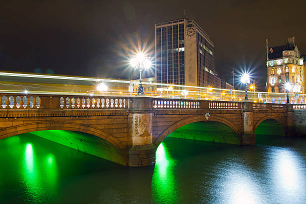 o'connell street bridge в дублине на ночь - oconnell bridge стоковые фото и изображения