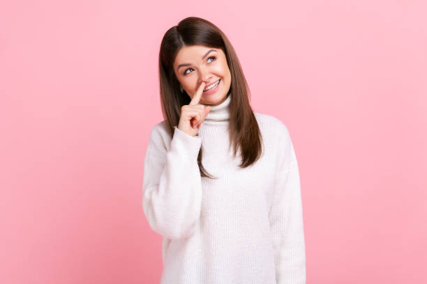 femme touchant le nez, montrant un geste de menteur, en colère contre le mensonge, la tromperie pure et simple, les fausses nouvelles. - poking nose in photos et images de collection