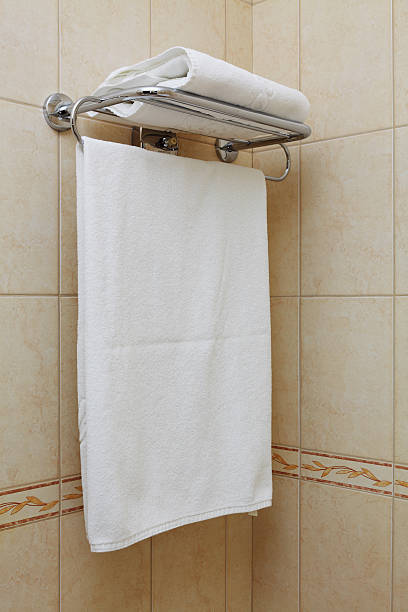 인명별 타월 - towel hanging bathroom railing 뉴스 사진 이미지