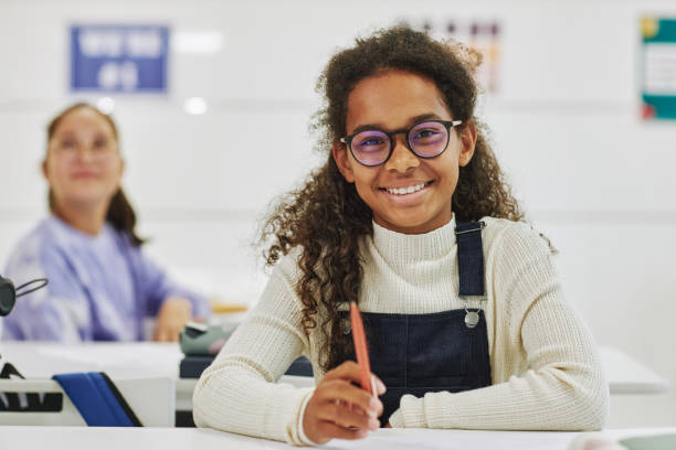 uśmiechnięta uczennica w okularach - child glasses eyewear little girls zdjęcia i obrazy z banku zdjęć